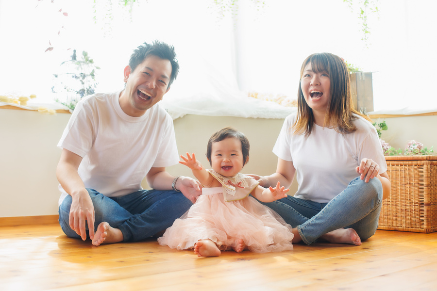 3人家族写真　1歳女の子　パパとママと笑顔