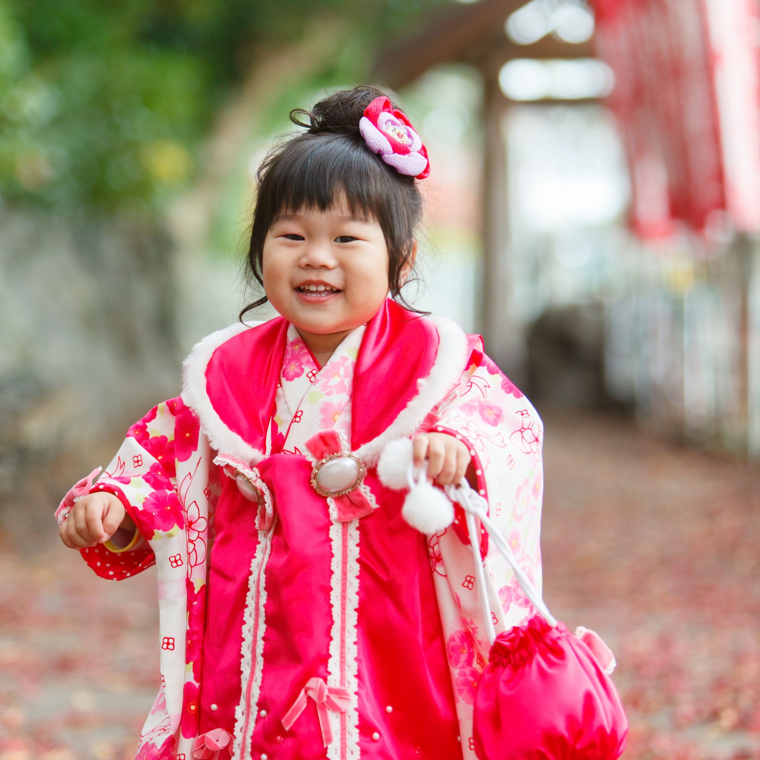 ピンクの着物を着た七五三３歳女の子　神社でロケ撮影