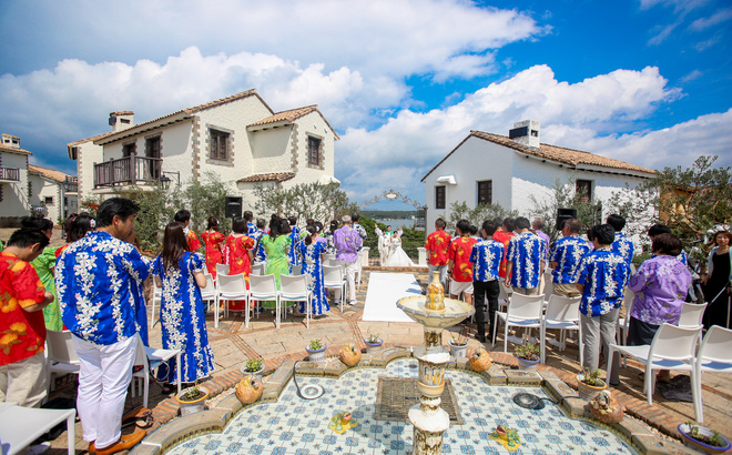 志摩地中海村　噴水前にてチャペル式　参列者のドレスコードはアロハ