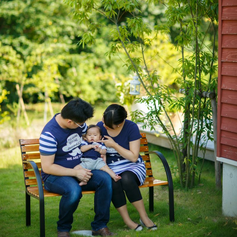 DAIOKU写真スタジオ　ロケができる庭で　家族三人撮影