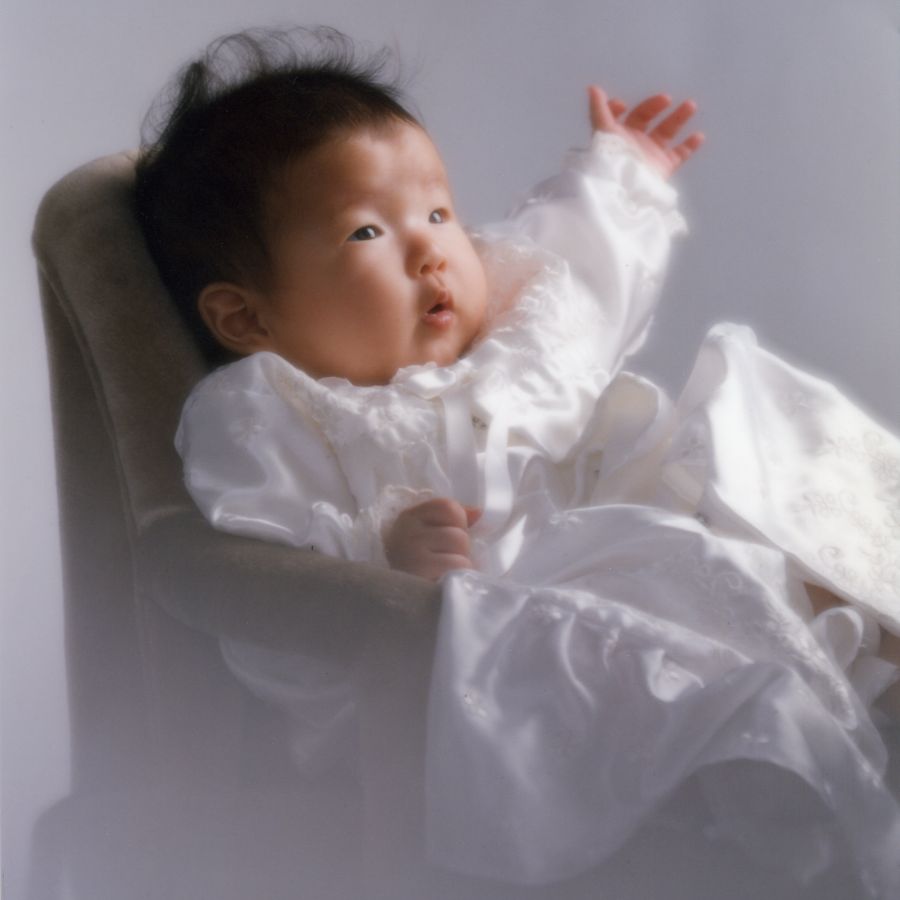 1995年赤ちゃん一人写し右上を見つめる