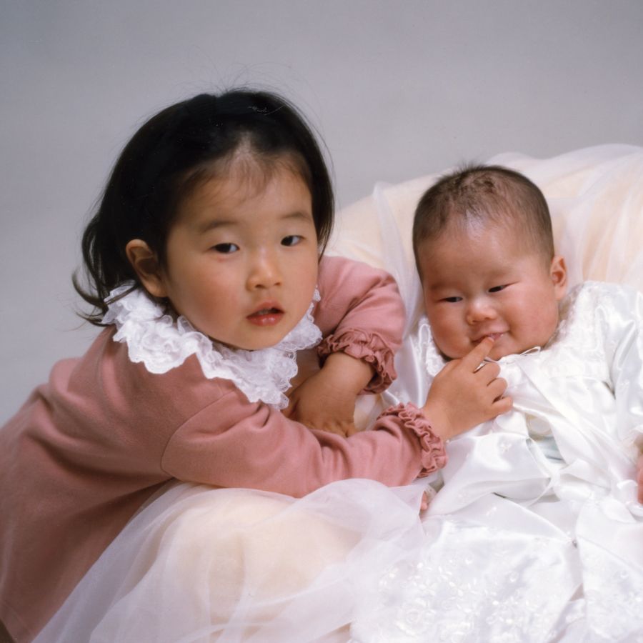 1997年姉弟二人写し赤ちゃんの口にお姉ちゃん指添える