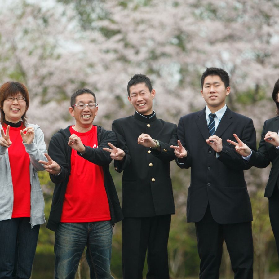 家族5人写し桜の木の前で　結婚20周年記念