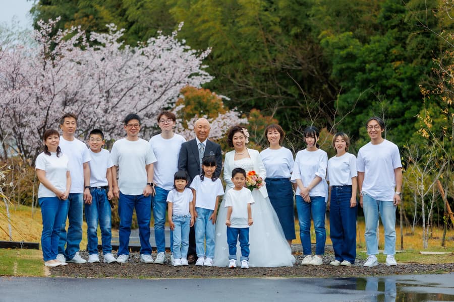 家族写真　14名　桜の前で