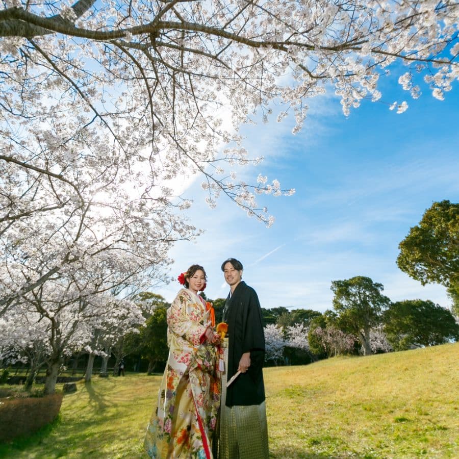 桜の木の前で新郎新婦全身