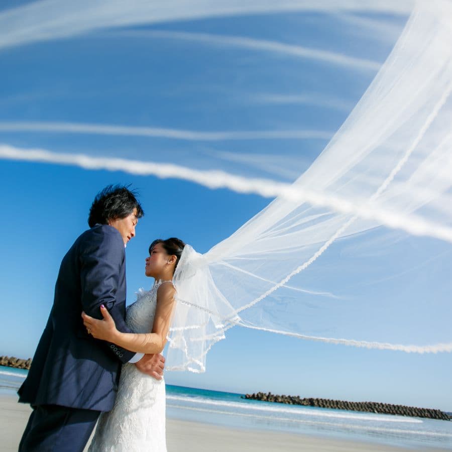 海岸にて新郎新婦二人向かい合い