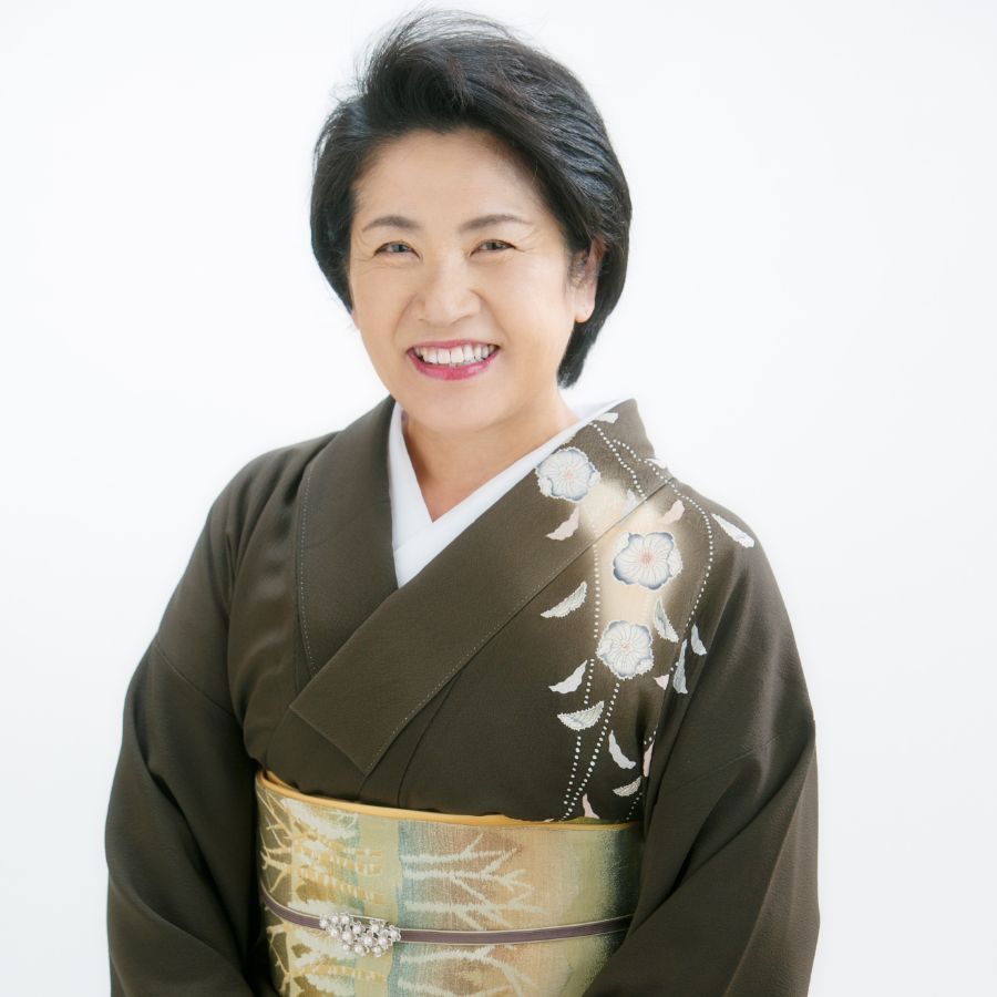 旅館女将のプロフィール写真 着物半身笑っている