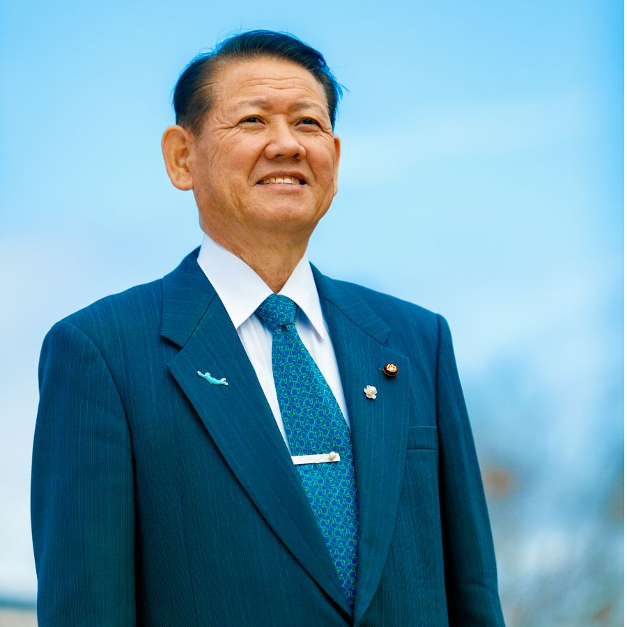 選挙用プロフィール写真 外で青い空背景に