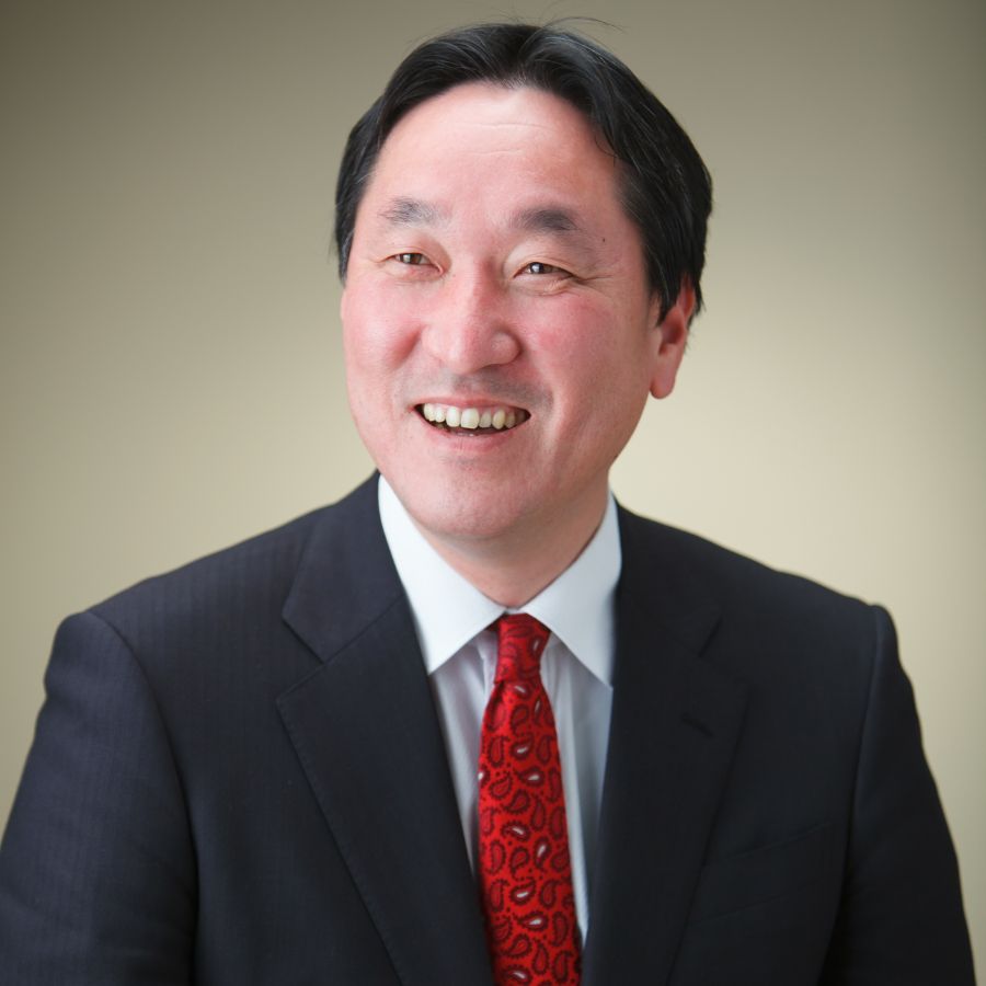 選挙用プロフィール写真 右上を見ている男性 笑顔