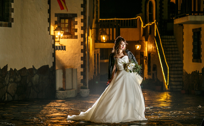 志摩地中海村にてナイトウェディング Gジャンを肩に羽織った新婦1人写し全身