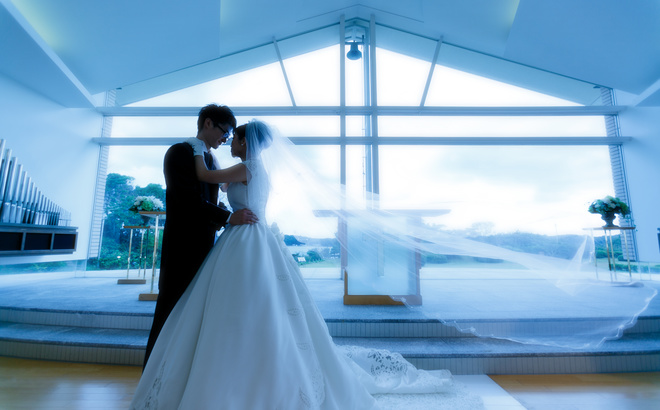 賢島宝生苑チャペルにて ベールが吹き上がりながら見つめあう新郎新婦