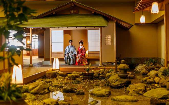 賢島宝生苑 和風ロビー茶室にて 色打掛の新婦と袴の新郎