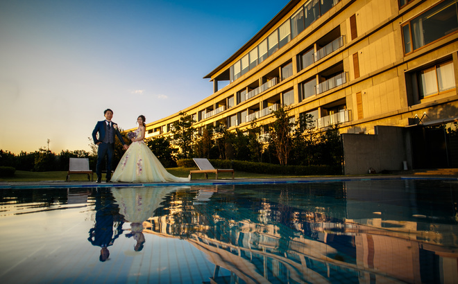 志摩観光ホテルベイスイート プール前にて夕景の中で新郎新婦