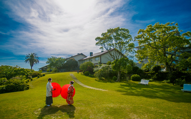 志摩観光ホテルクラシック和風庭園にて 和傘を持った着物姿の新郎新婦