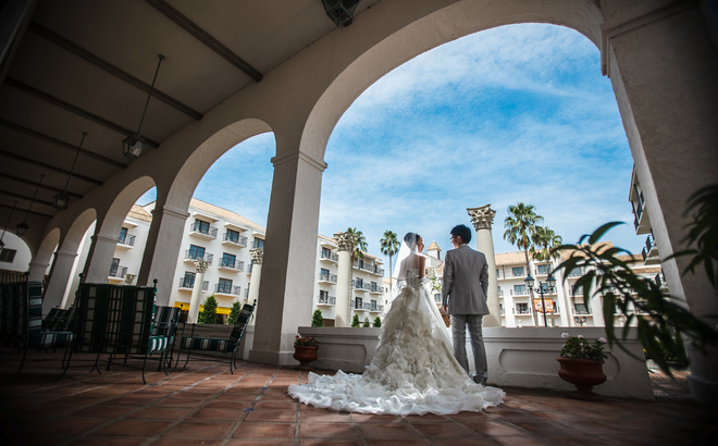 ホテル志摩スペイン村中庭にて新郎新婦2人写し