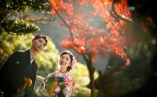 賓日館にて 着物姿の新郎新婦 紅葉をバックに