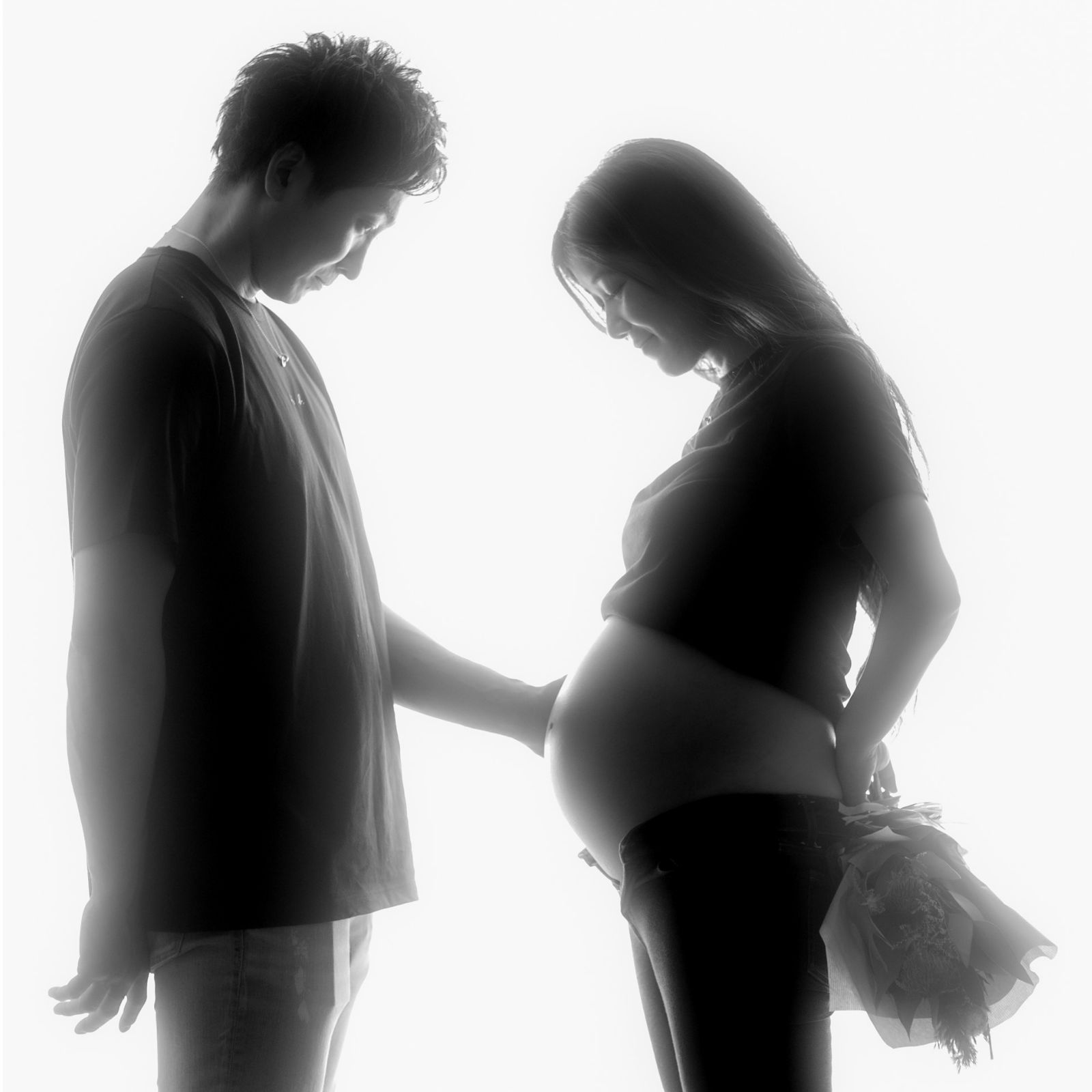 マタニティ夫婦向かい合って