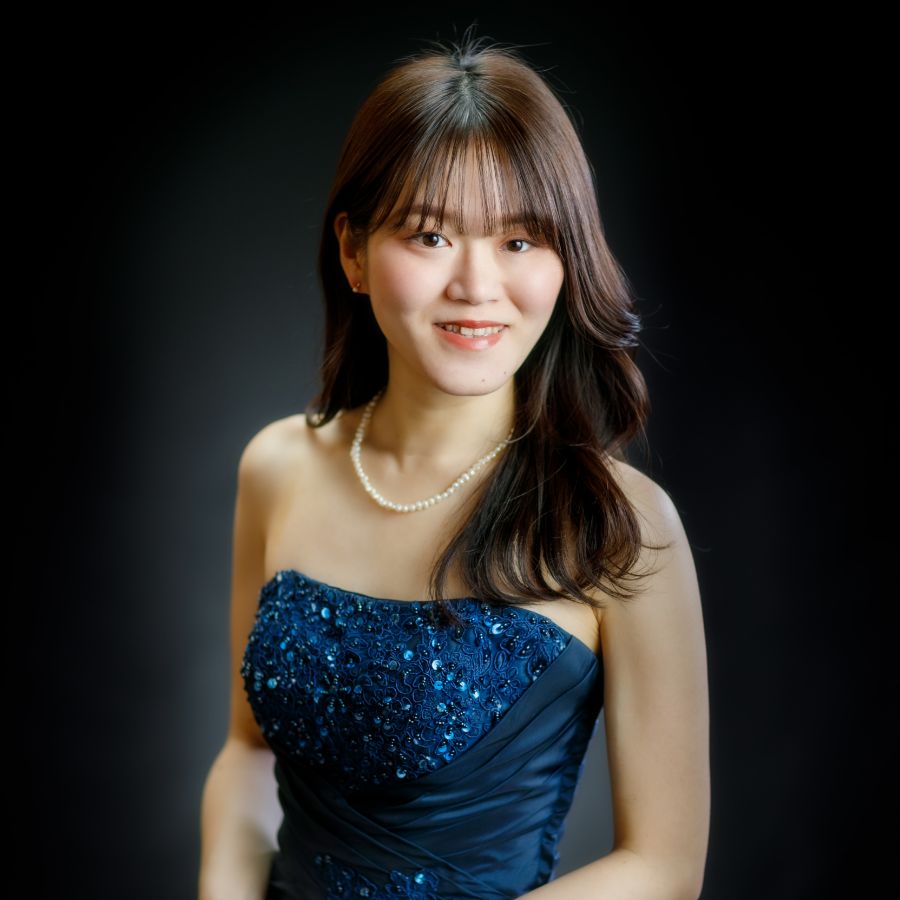 プロフィール写真女性一人写し黒バック