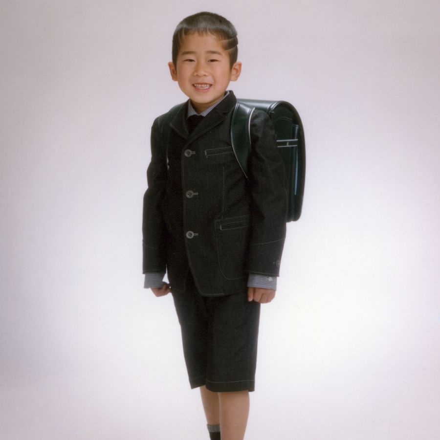 お兄ちゃん小学校入学記念ランドセル背負って