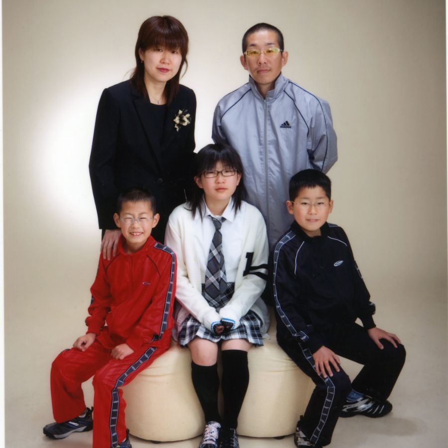 5人家族写真 お姉ちゃん小学校卒業記念