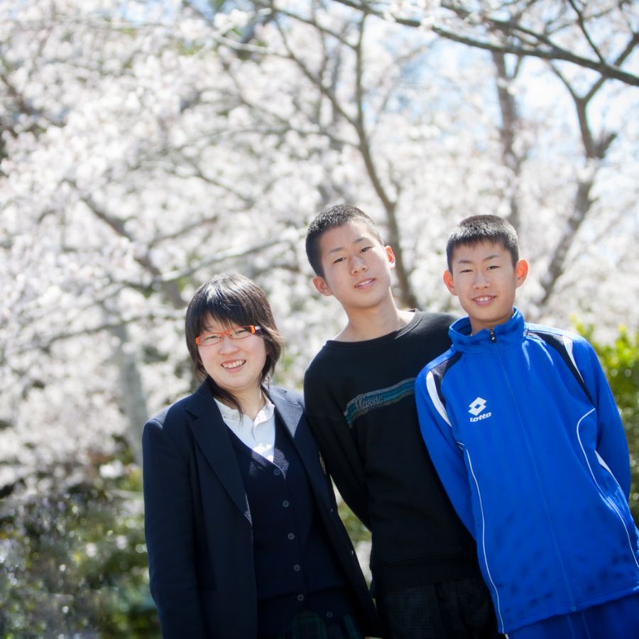 姉弟3人写し 桜の前で