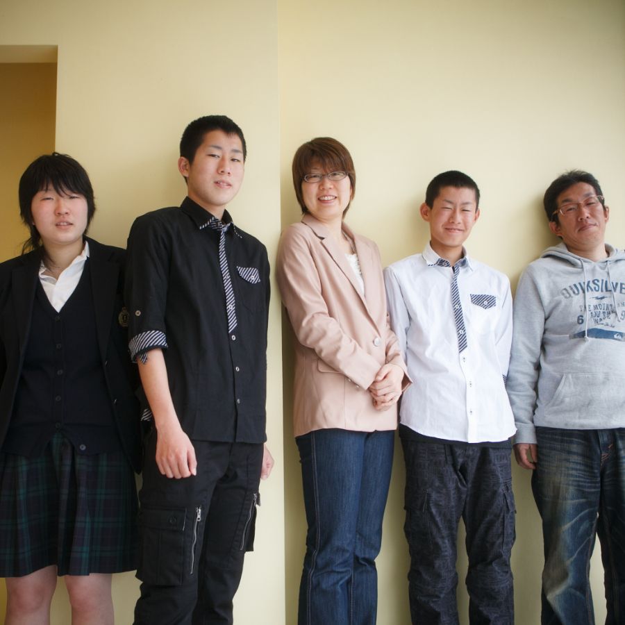 5人家族写真 黄色い壁の前で