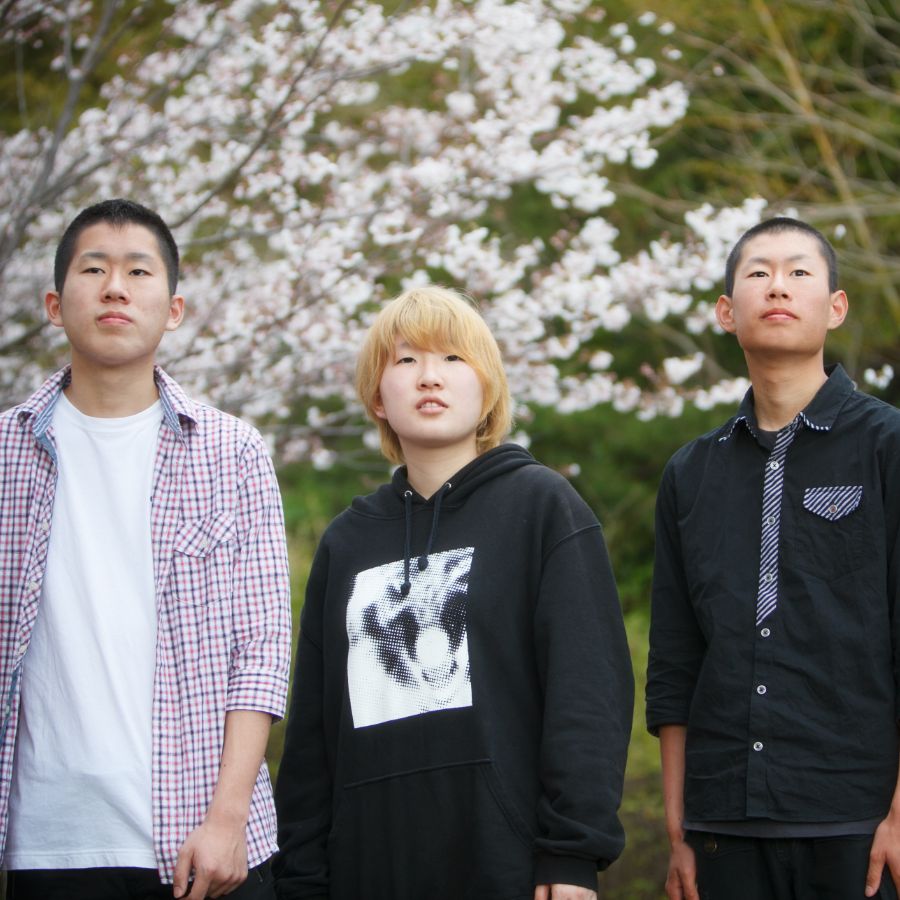 3人姉弟 桜の木の前で