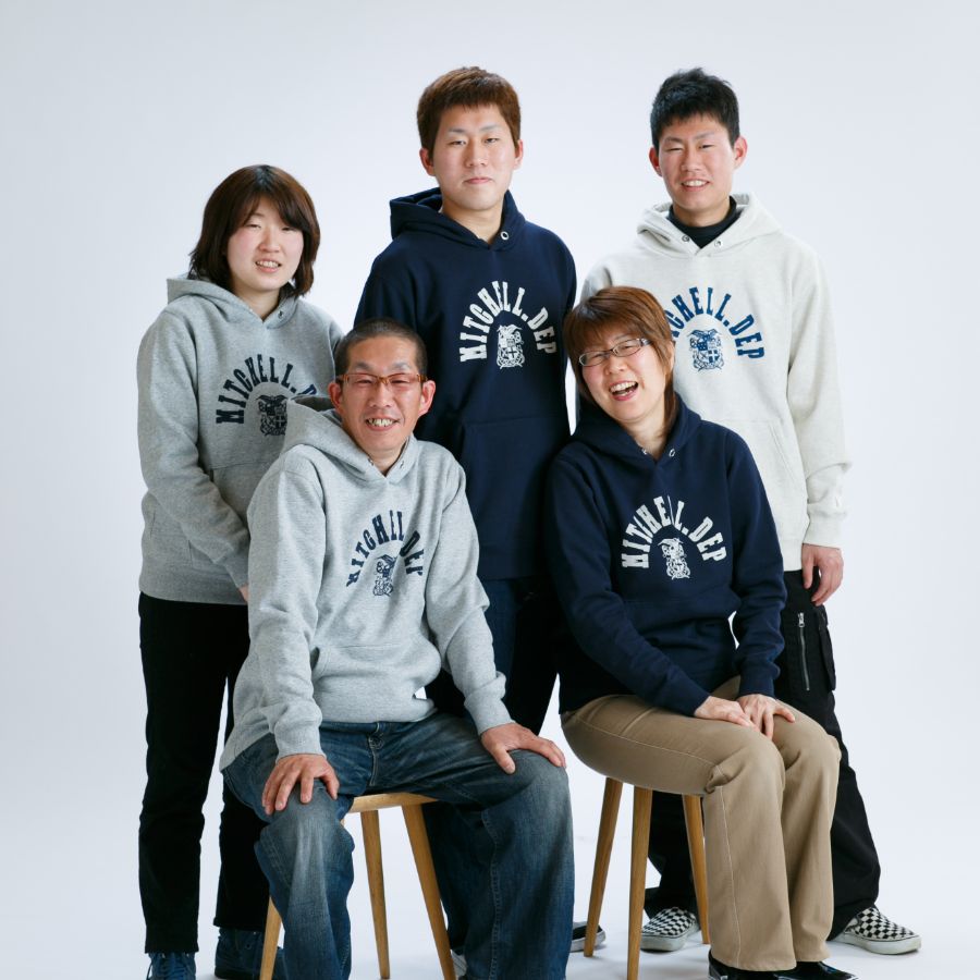 5人家族 全員お揃いのパーカーを着て 白バック