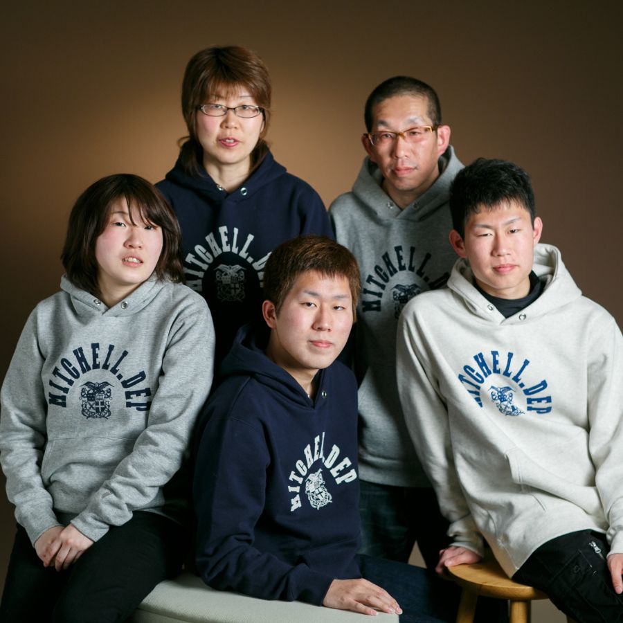 5人家族写真 全員お揃いのパーカーを着て 茶色バック