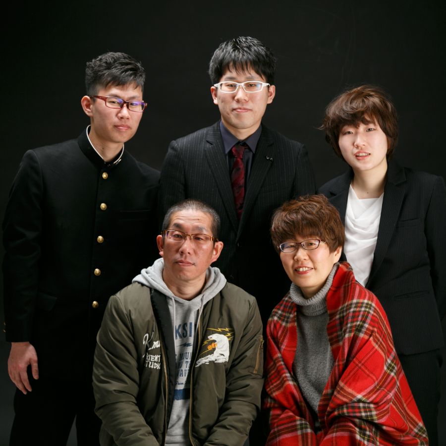 5人家族写真 黒バック お兄ちゃん成人 弟高校卒業記念
