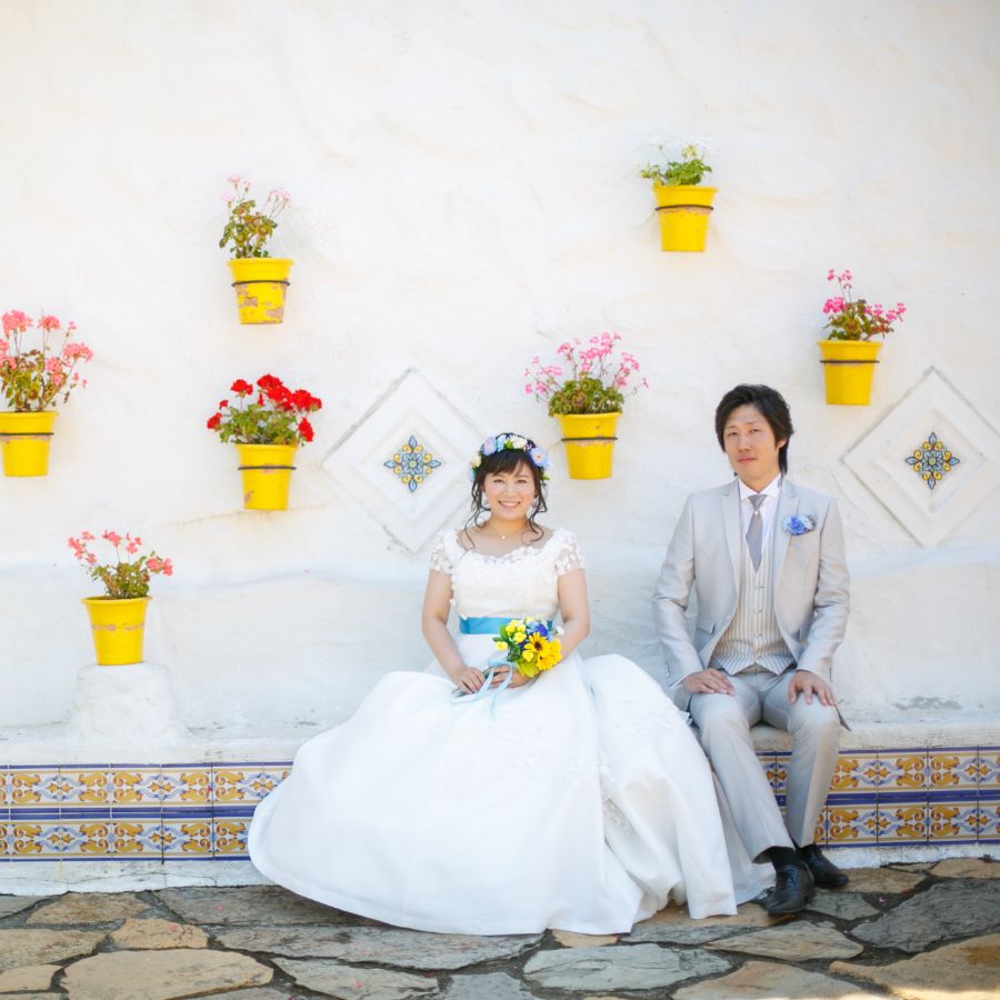 地中海村内ウェディング前撮り鉢の花の前で