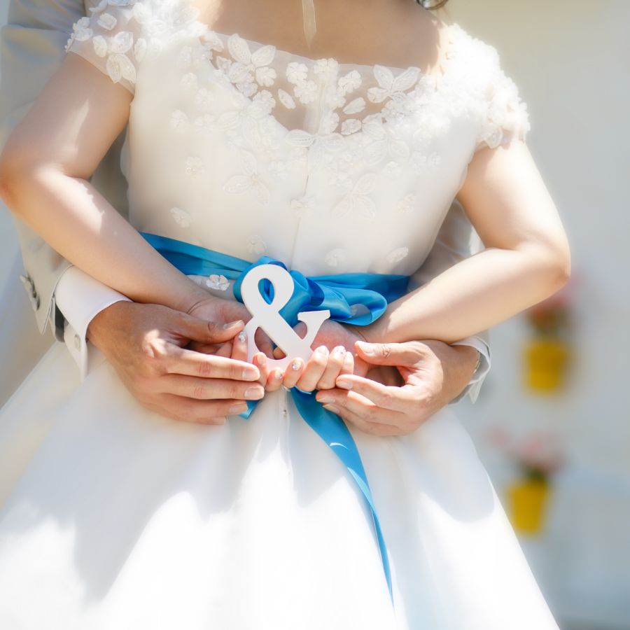 新婦の腰のところで【&】のオブジェを二人で持って