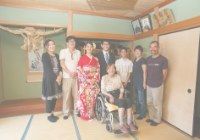 実家の居間にて家族写真8人