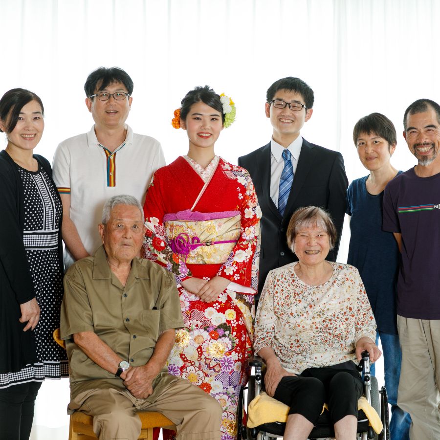 成人式記念家族写真8人で