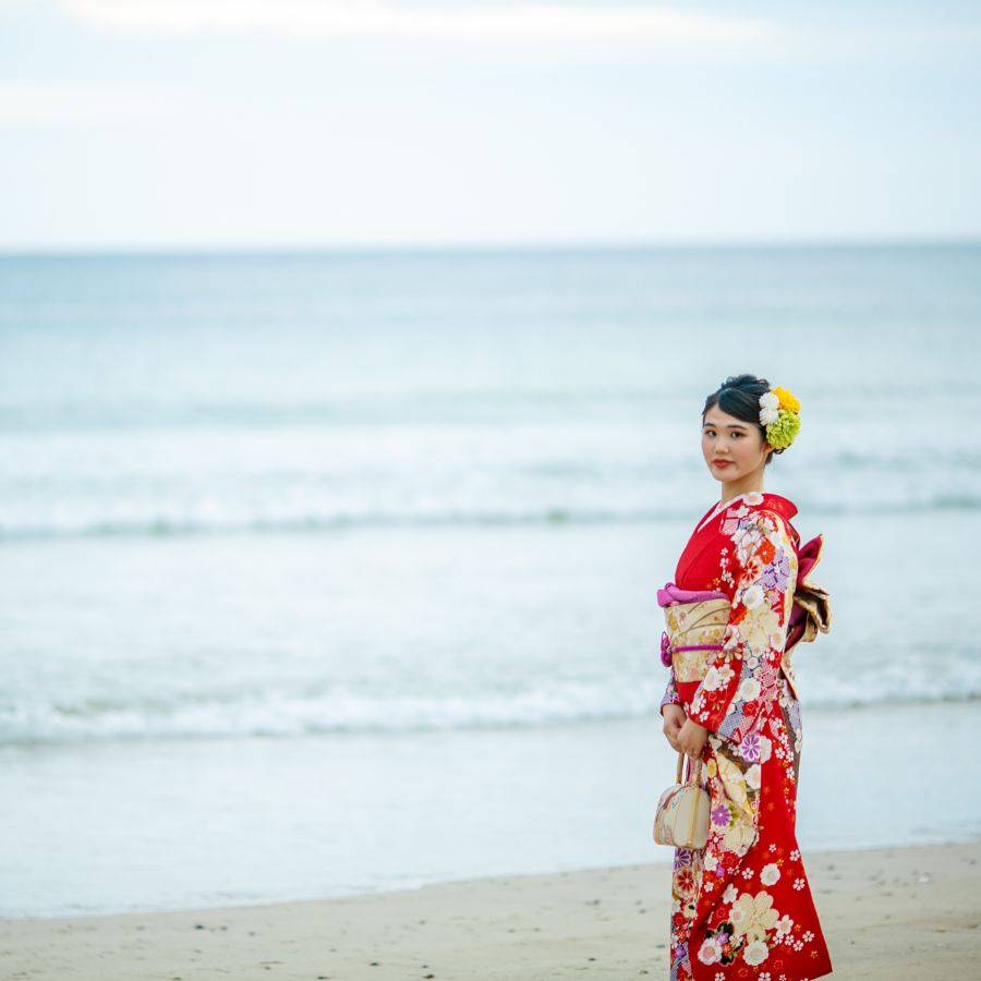 成人式前撮り 国府の海岸で 赤い振袖