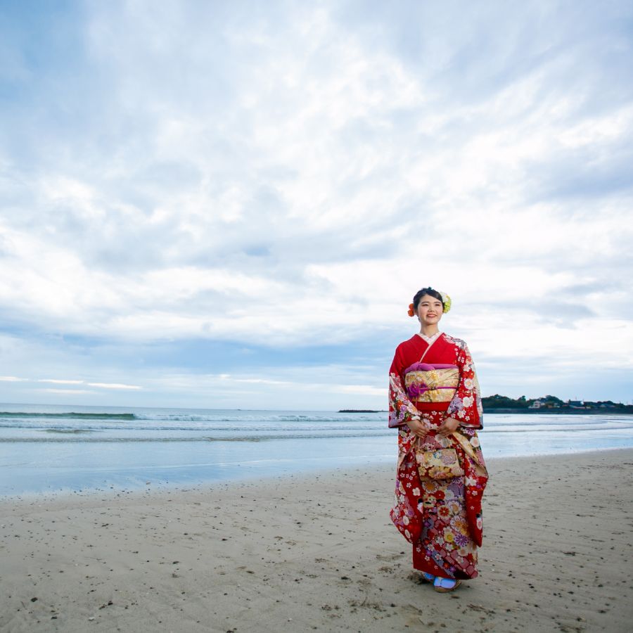 成人式前撮り 赤い振袖 海岸の全景 空
