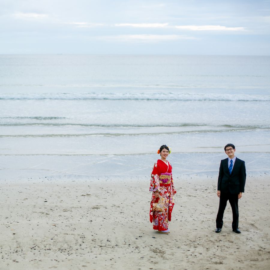成人式前撮り 赤い振袖とお兄ちゃんスーツ姿 海岸にて