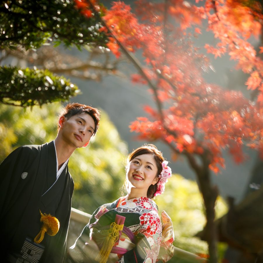 賓日館にて 新郎新婦和装 紅葉した木の下で