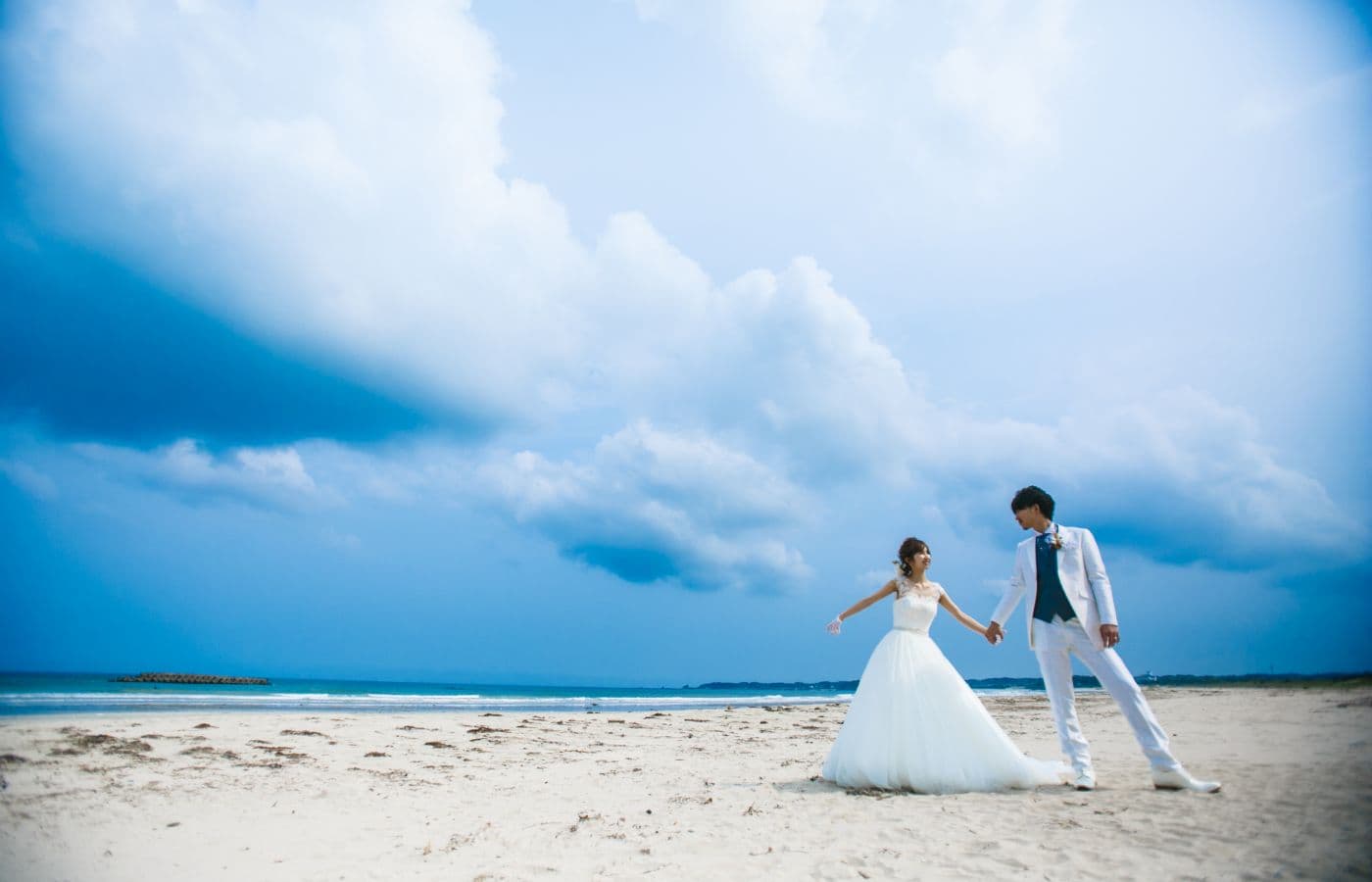 海での新郎新婦のロケーション写真