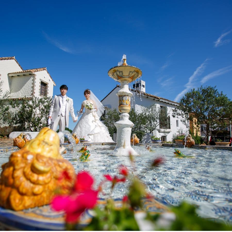 志摩地中海村にて新郎新婦ロケーション写真。噴水前にて